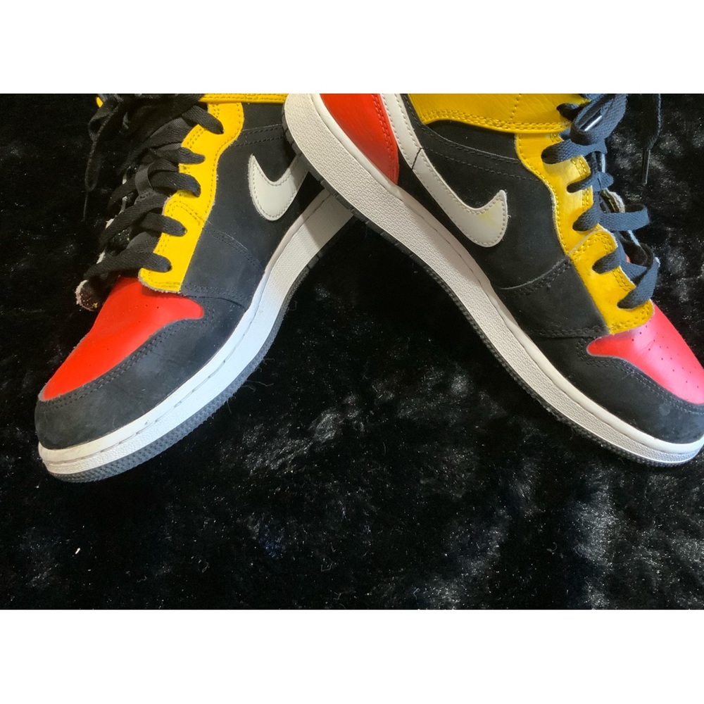 Air Jordan 1 High Zoom Comfort Size 7Y…(will comfortably fit a ladies 8)